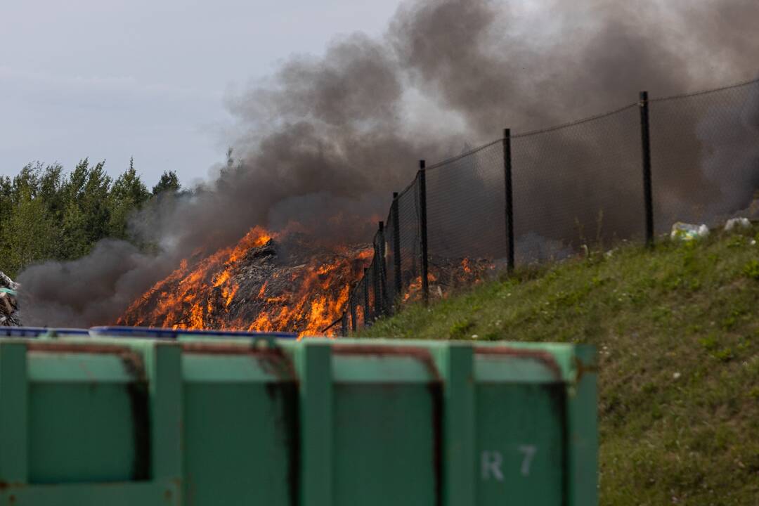 Didžiulis gaisras įmonėje „Ecoservice“