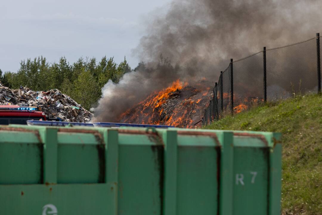 Didžiulis gaisras įmonėje „Ecoservice“