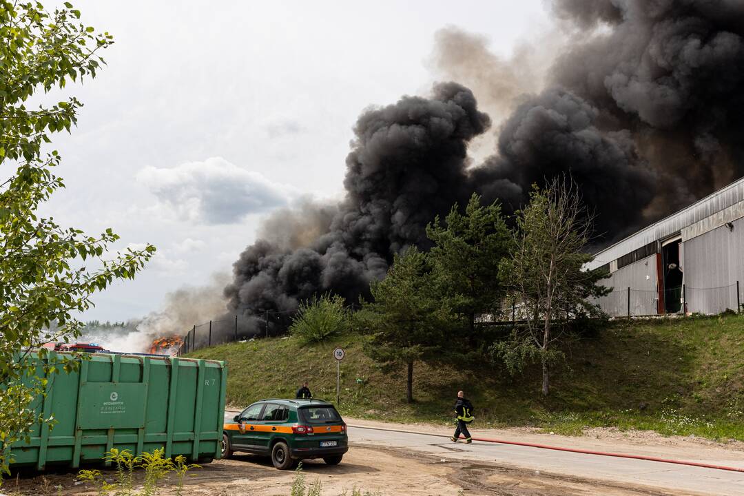 Didžiulis gaisras įmonėje „Ecoservice“