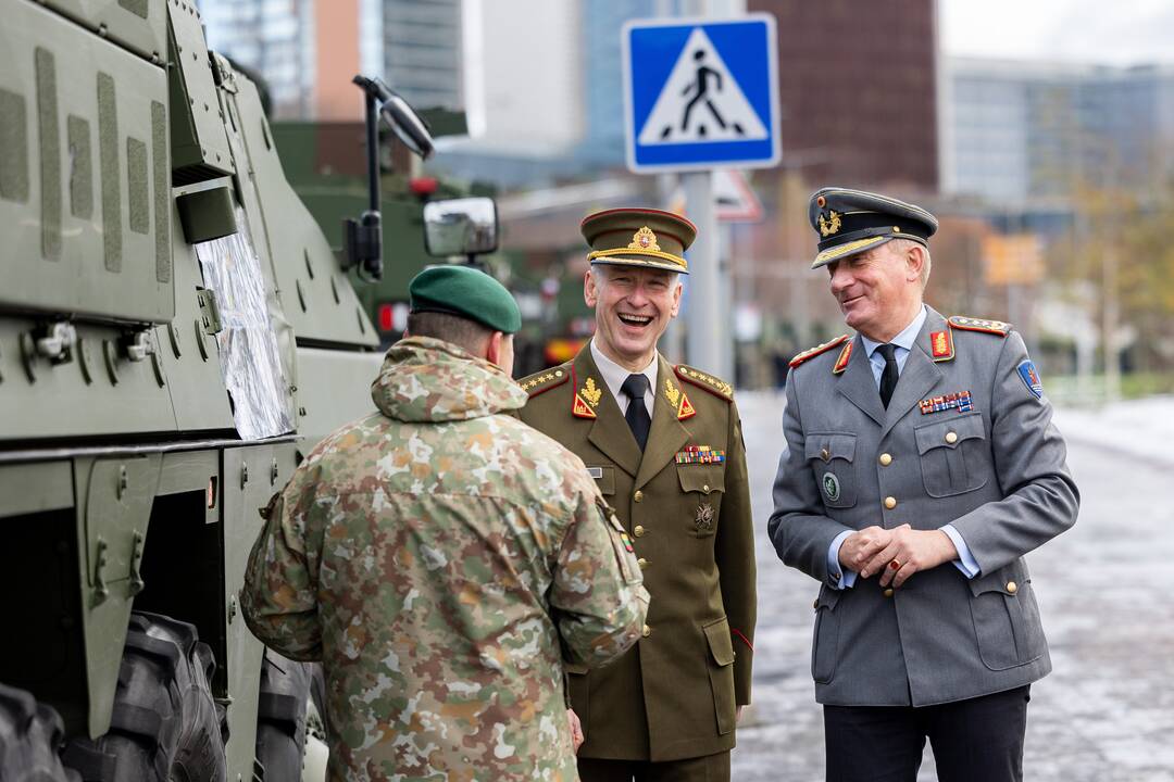 V. Rupšys ir  J.-J. von Sandrartas inspektavo pasiruošimą  Lietuvos kariuomenės dienos paradui