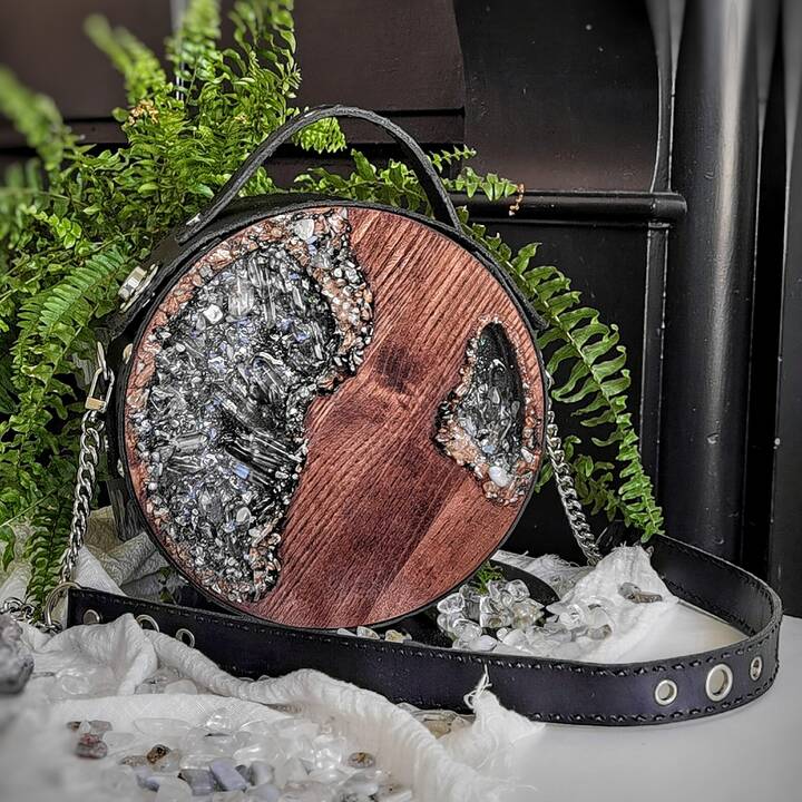 Sėkmė: nors E. Asmus vardas Lietuvoje dar mažai žinomas, pernai dirbinių iš epoksidinės dervos kūrėja tapo tarptautinio konkurso „Resin Art Kingdom“ nugalėtoja.