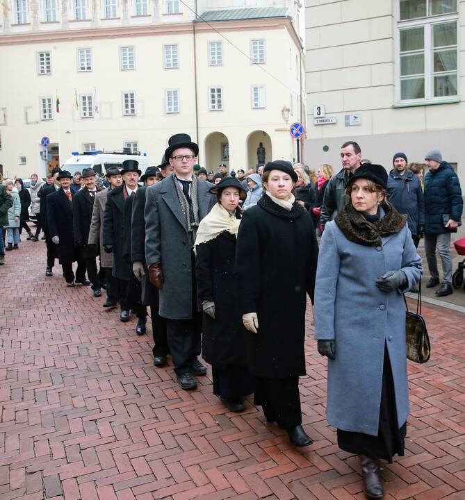 Paralelė: anot tapybos darbų parodos „Kelionė per dykumą“ autorės  L. M. Bujės, kiekvienas iš mūsų vienaip ar kitaip išgyvename asmenines keliones per dykumas.