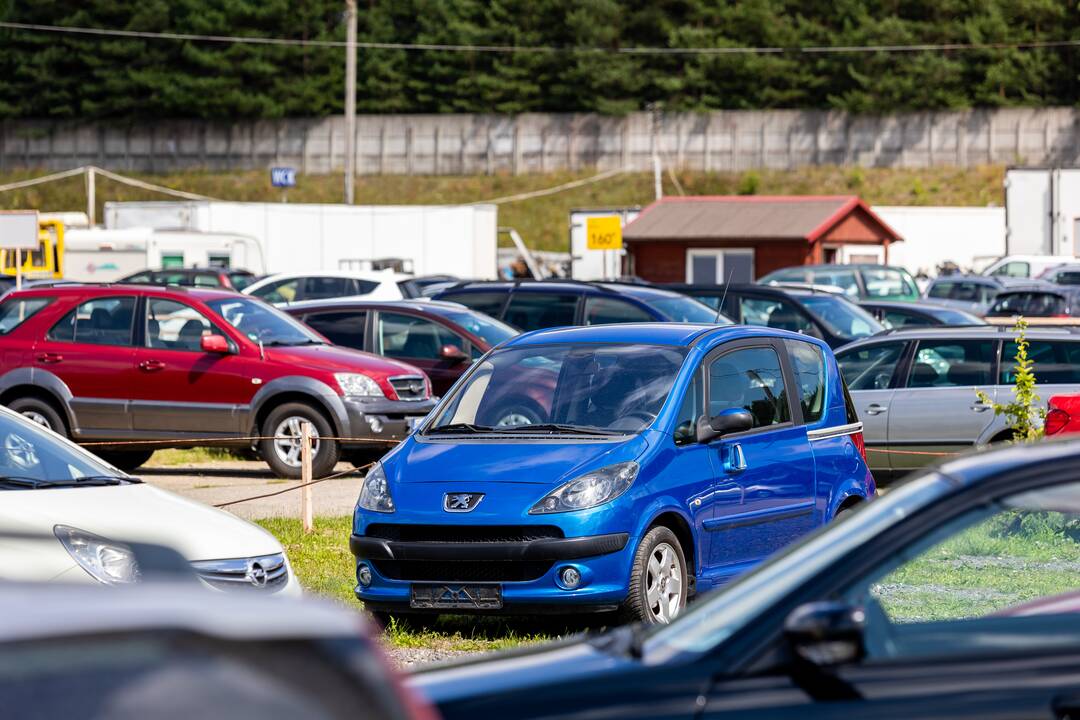 Naudotų automobilių kainos šoko į rekordines aukštumas: kodėl taip yra