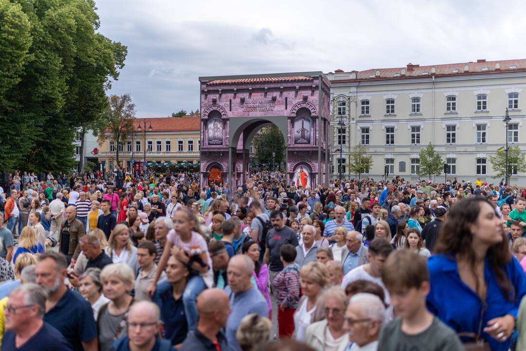 Triumfo eisena nuo Aušros vartų iki Valdovų rūmų