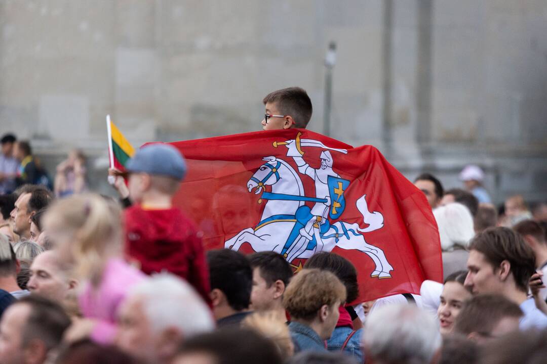 Tautiškos giesmės giedojimas Vilniaus Katedros aikštėje