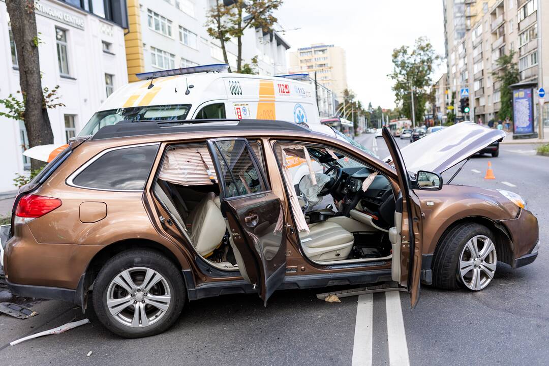  Greitosios pagalbos automobilio ir „Subaru“ avarija Antakalnyje