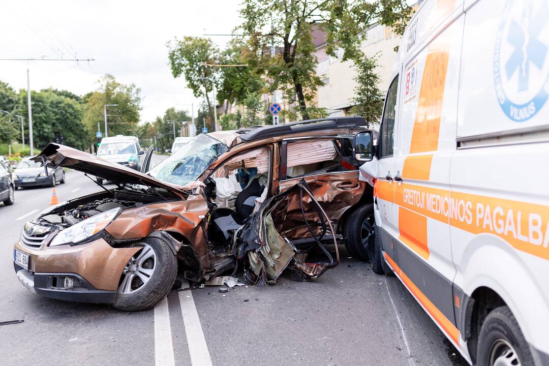  Greitosios pagalbos automobilio ir „Subaru“ avarija Antakalnyje