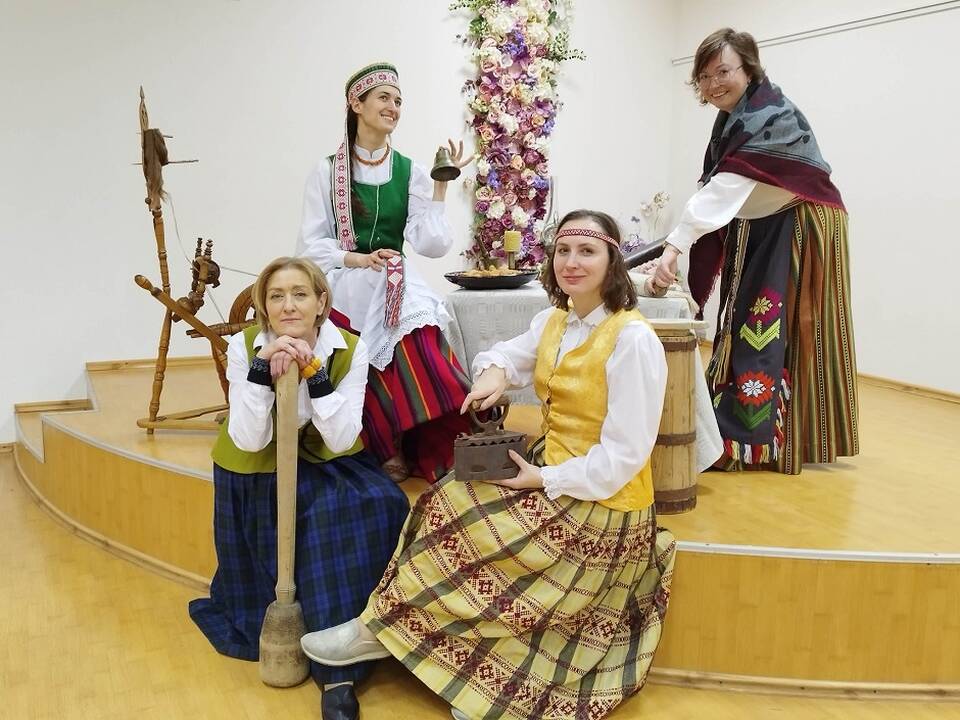 Atida: daug dėmesio buvo skirta ne tik lietuvių tradicijoms, kalbai, bet ir kitiems tautinės tapatybės ženklams: tautiniams drabužiams, šokiams. 