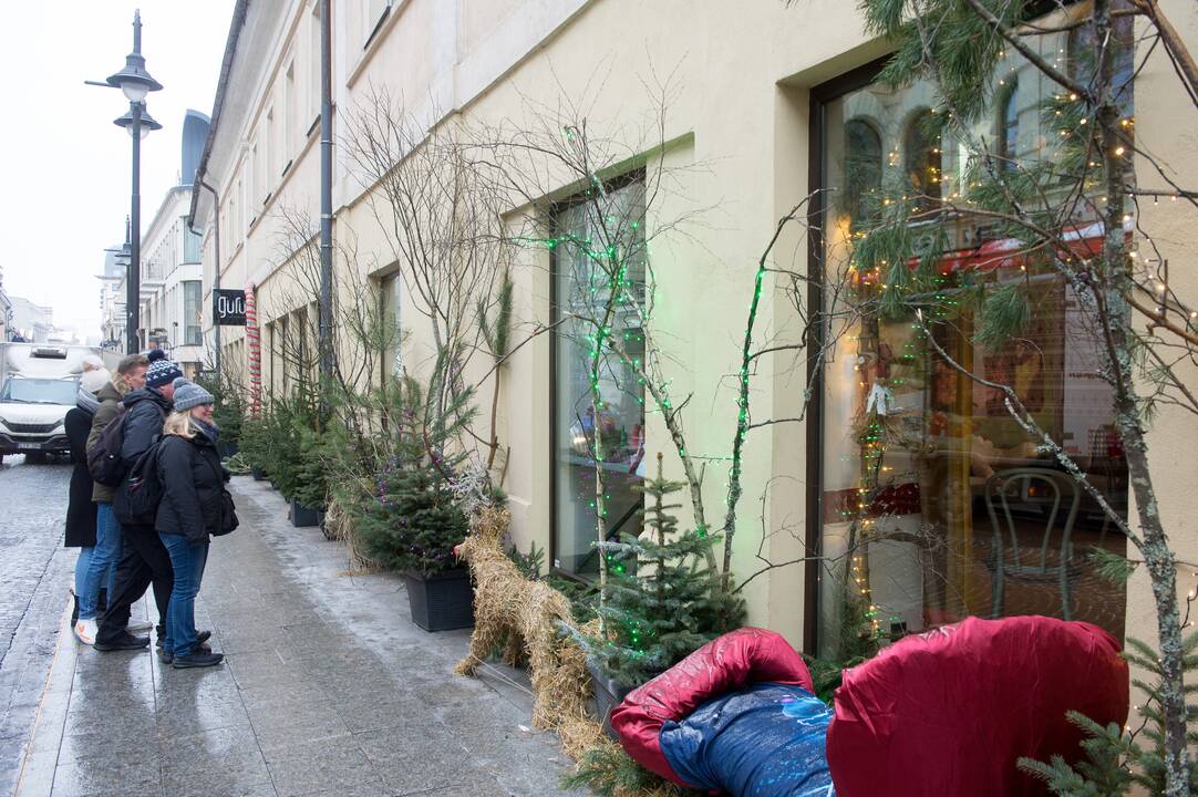 omanda: links minti vaikus ir suaugusiuosius Kalėdų Seneliui padeda pagalbininkai – nykštukai.