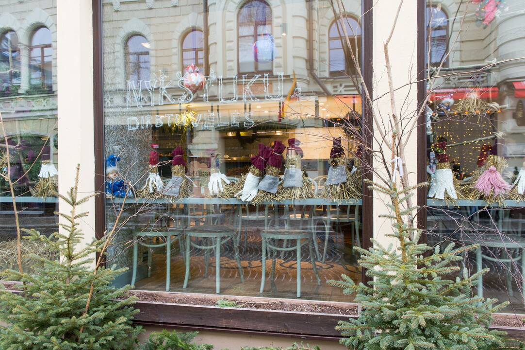 omanda: links minti vaikus ir suaugusiuosius Kalėdų Seneliui padeda pagalbininkai – nykštukai.