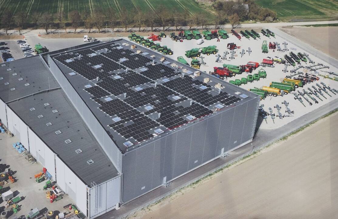 Investicija: naujajame logistikos centre įdiegti energiją taupantys sprendiniai – elektros energiją tiekia ant stogo įrengta saulės elektrinė.