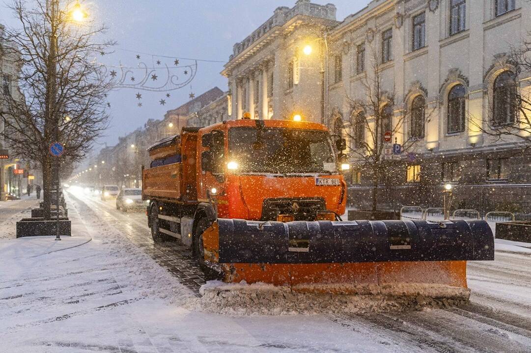 Kelininkai perspėja: penktadienį Vakarų Lietuvoje eismo sąlygas sunkina snygis