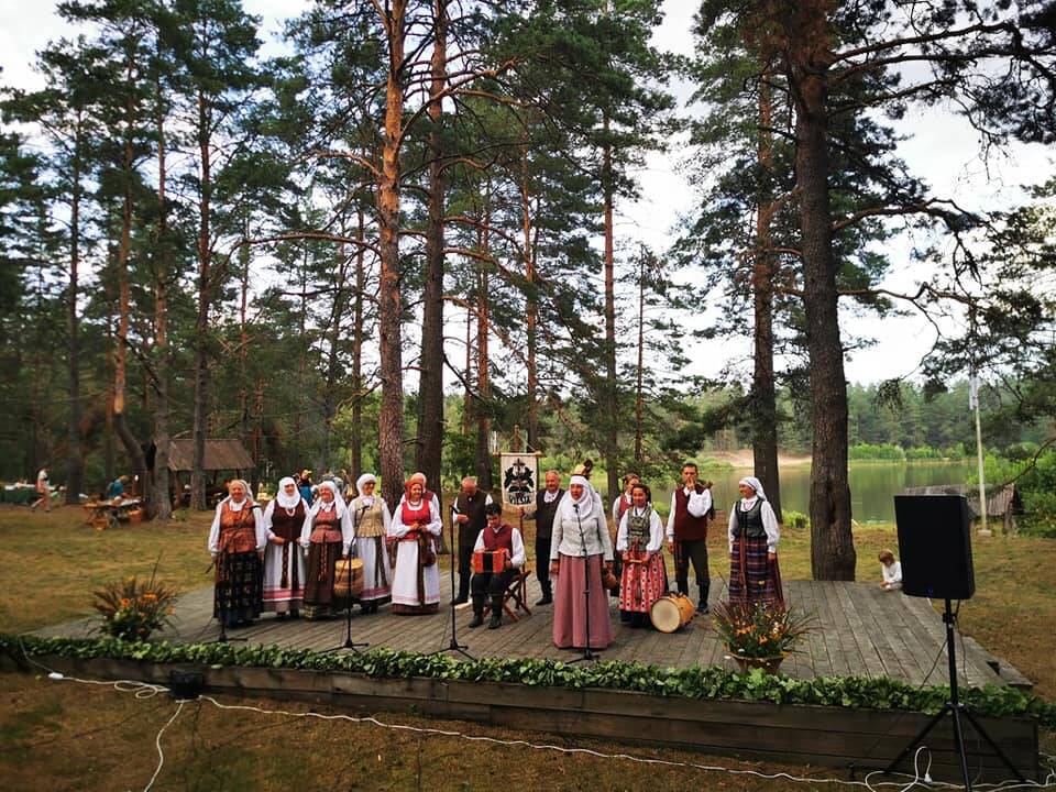 Tapatybė: „Viešia“ – šeimų, puoselėjančių senąsias tradicijas ir liaudies kūrybą, sambūris.