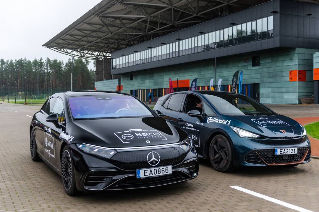 Ritualas: technika besidomintys vyrai automobilį vertina ne pagal išvaizdą, o pagal turinį po variklio dangčiu.