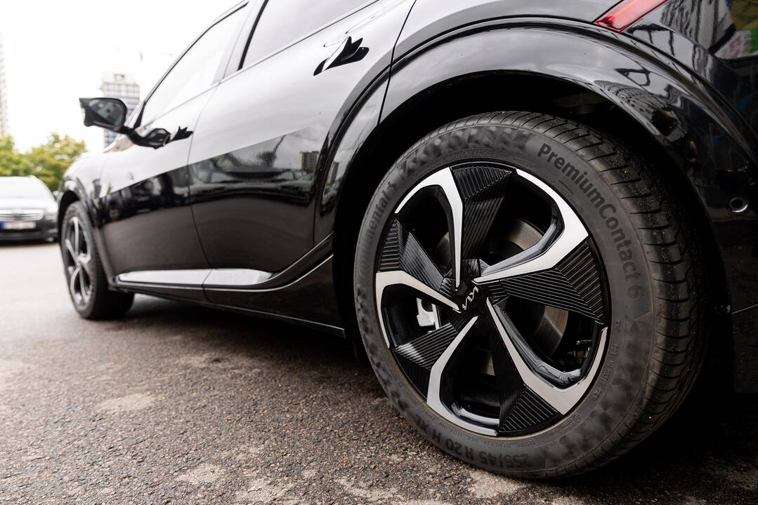 Ritualas: technika besidomintys vyrai automobilį vertina ne pagal išvaizdą, o pagal turinį po variklio dangčiu.