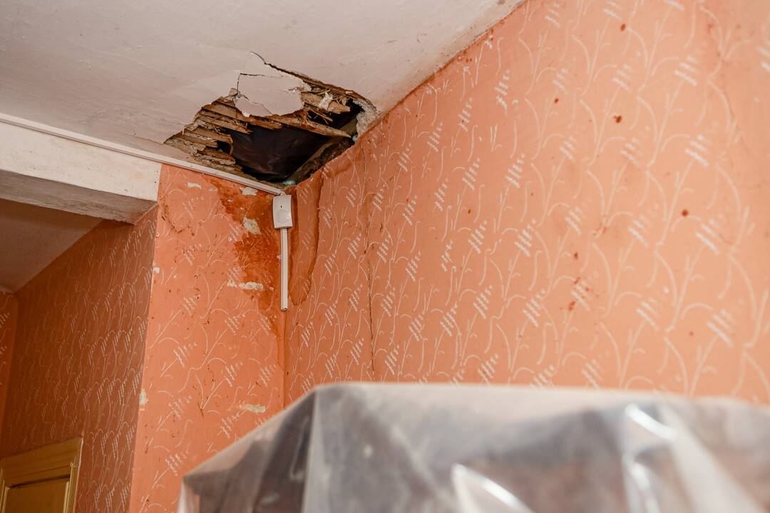Slepiasi: paradinis įėjimas į gyvenamąjį namą-memorialinį muziejų pasitinka apdangstytas polietilenu.