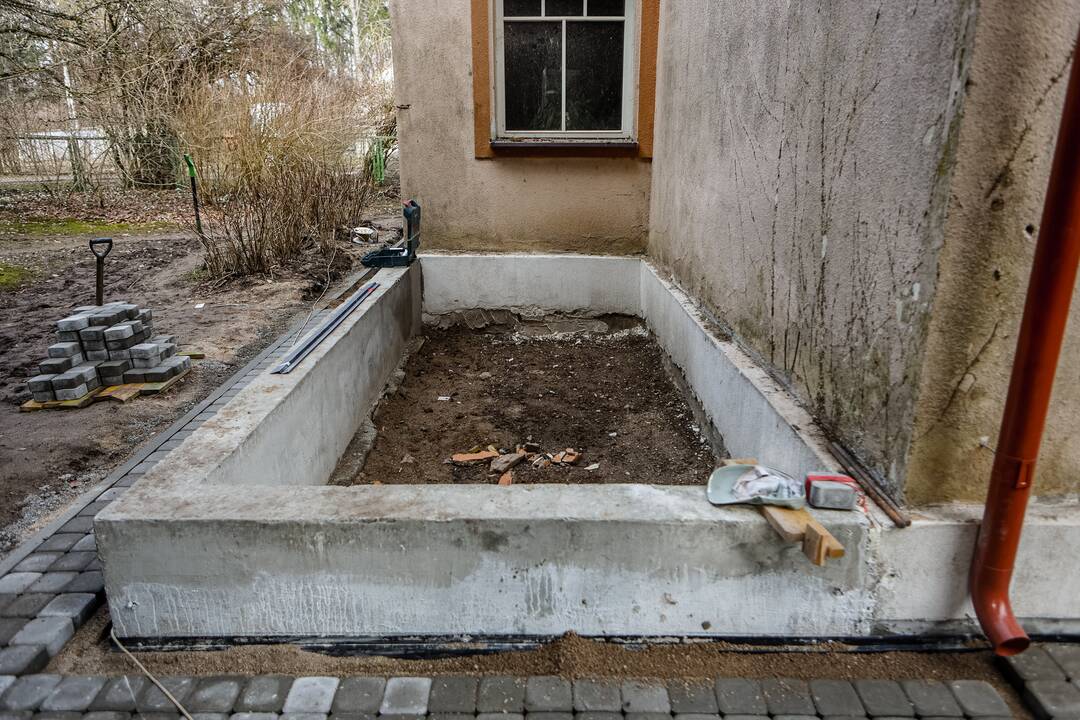 Slepiasi: paradinis įėjimas į gyvenamąjį namą-memorialinį muziejų pasitinka apdangstytas polietilenu.