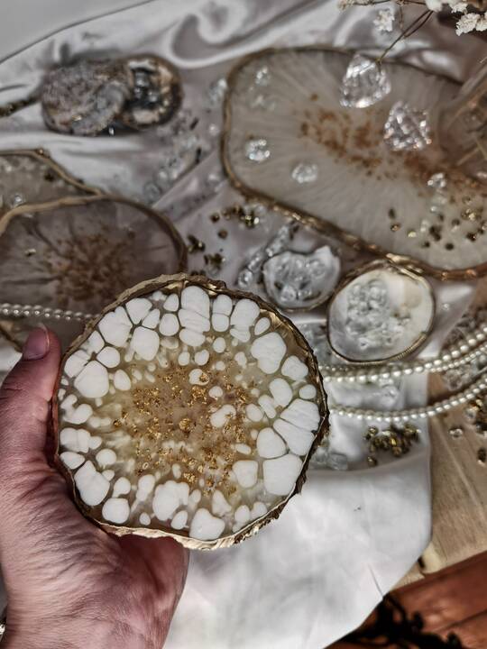 Sėkmė: nors E. Asmus vardas Lietuvoje dar mažai žinomas, pernai dirbinių iš epoksidinės dervos kūrėja tapo tarptautinio konkurso „Resin Art Kingdom“ nugalėtoja.