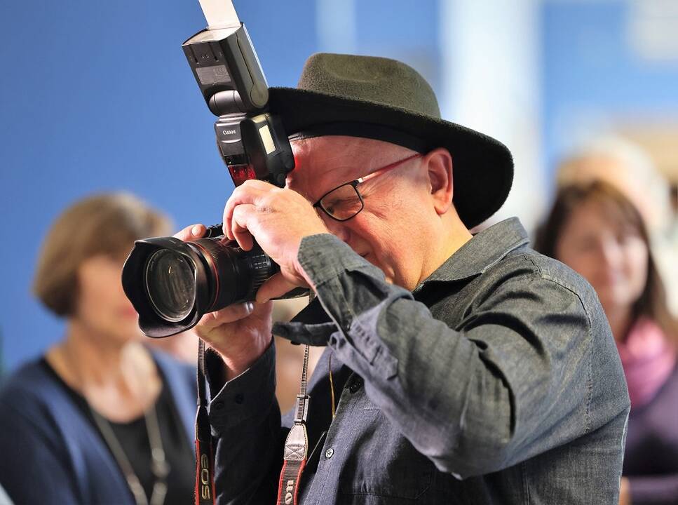 Tapatybė: R. Puišys – žmogus, nesiskiriantis su fotoaparatu ir skrybėle.