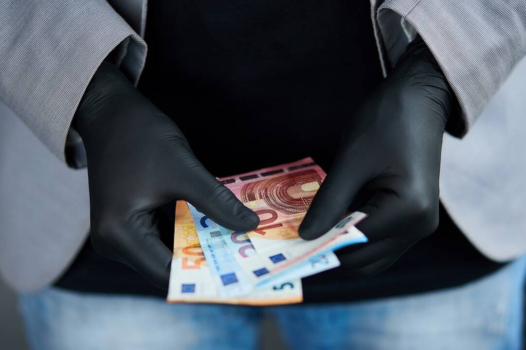 Nepažįstamas žmogus iš vilnietės išviliojo 197 tūkst. eurų