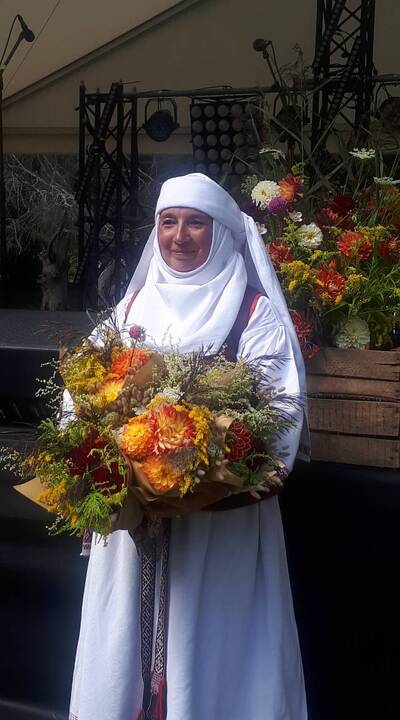Tapatybė: „Viešia“ – šeimų, puoselėjančių senąsias tradicijas ir liaudies kūrybą, sambūris.