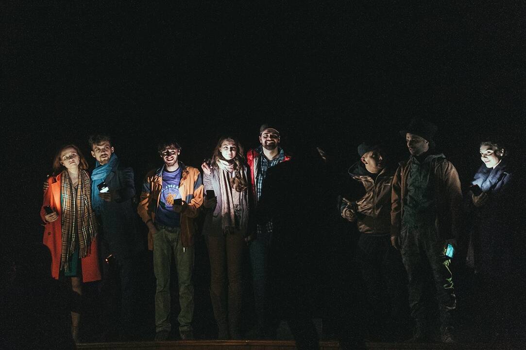 Scena iš spektaklio „Įstrigę“.