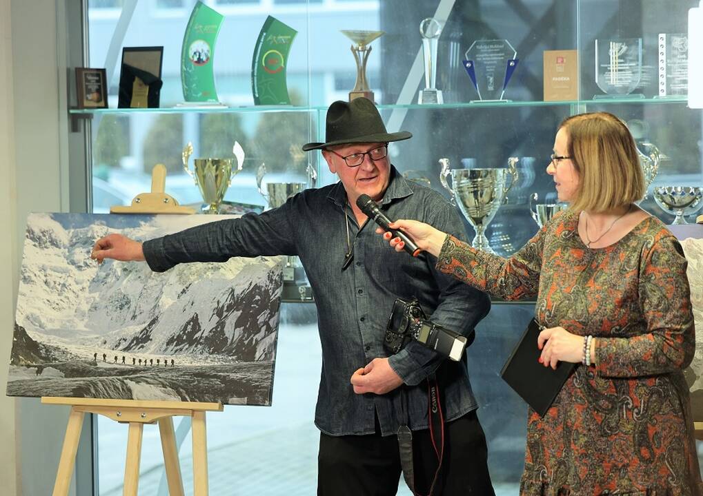 Tapatybė: R. Puišys – žmogus, nesiskiriantis su fotoaparatu ir skrybėle.