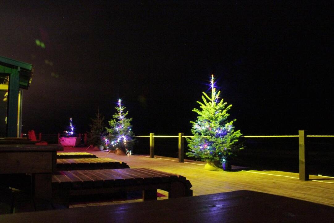 Nuotaika: lankytojus pasitinka šventiškai papuoštas Antrosios Melnragės paplūdimys.