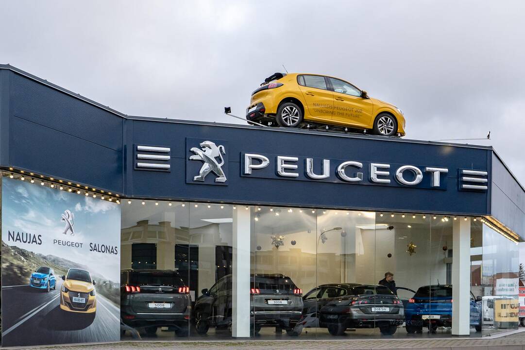 Vilionė: "Peugeot" centro sunku nepastebėti, klaipėdiečius iš tolo vilioja ant automobilių centro pastato stogo užkelta nauja mašina.