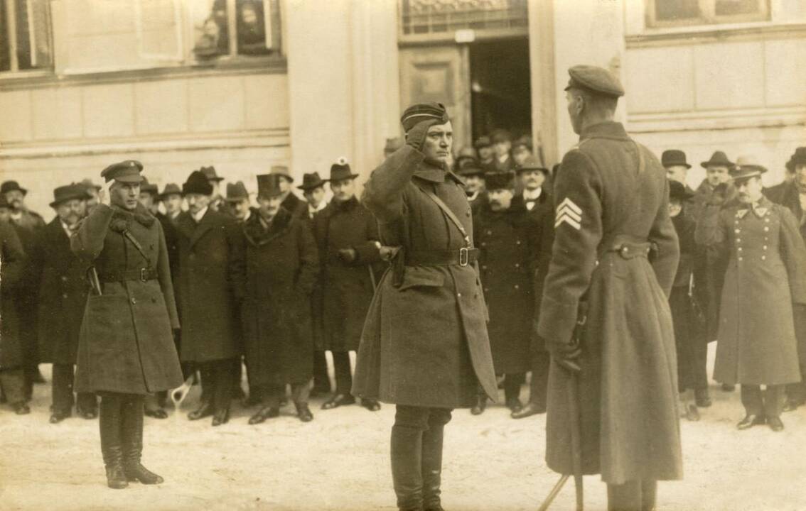 Klaipėdos krašto savanorių armijos paradą priima vadas J. Budrys. 1923 m. vasario 20 d.
