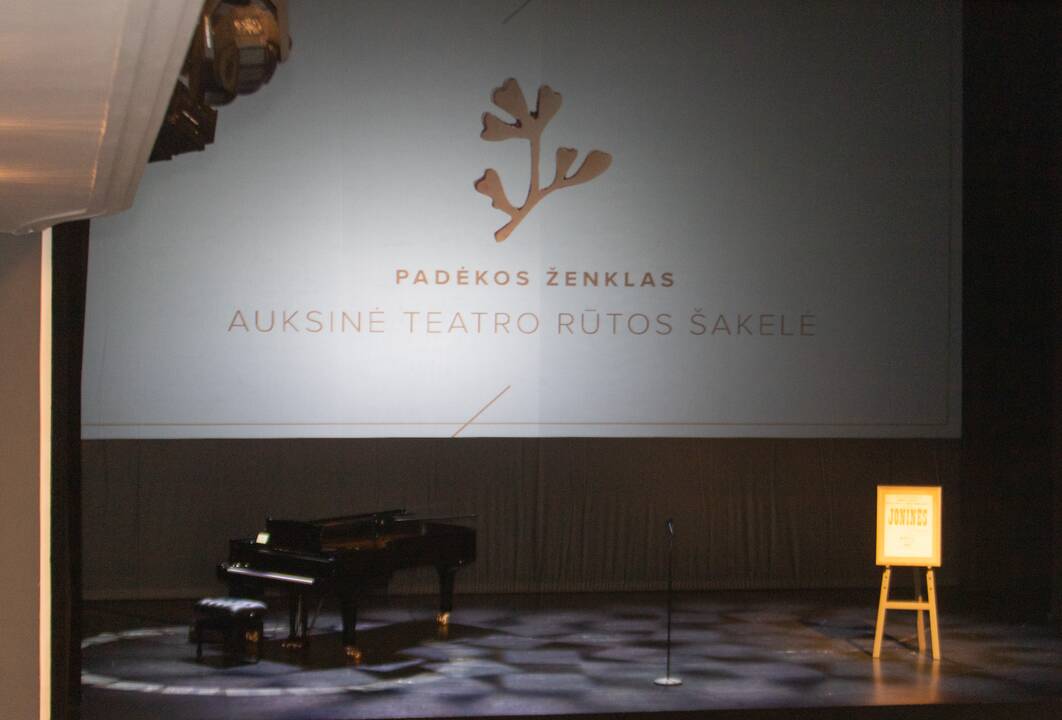 Nacionaliniame Kauno dramos teatre išdalintos „Auksinės teatro rūtos šakelės“