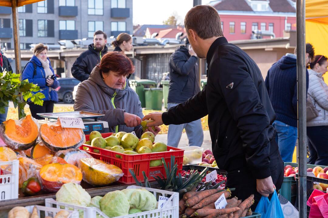Kauniečiai turguose ieško vitaminų šaltajam sezonui