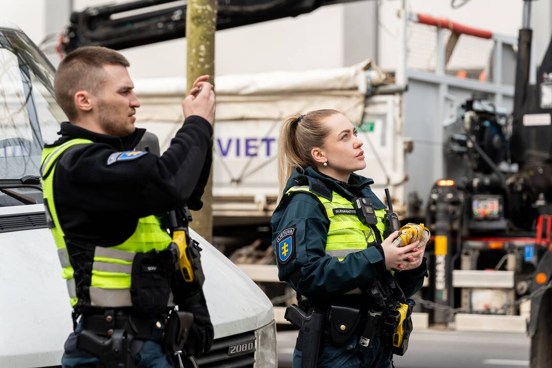 Laisvės alėjoje ant darbininko nuvirto liepa