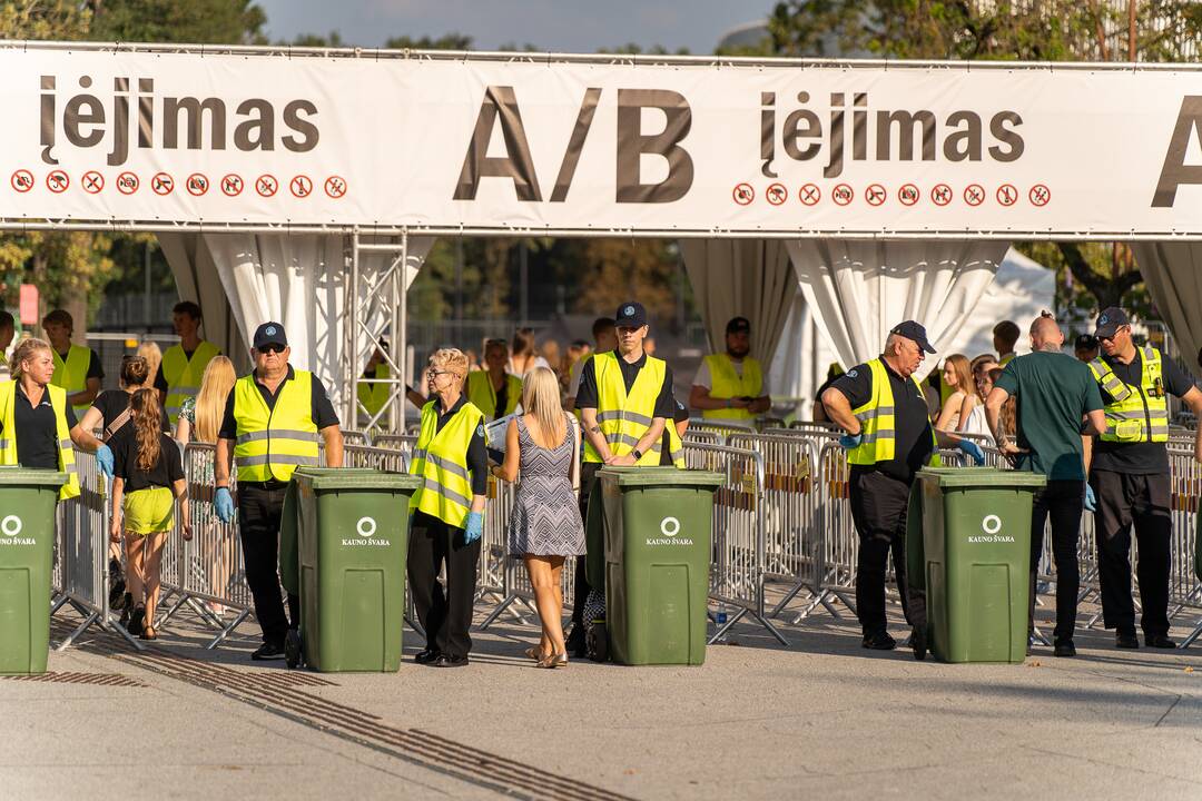 Žmonės renkasi į Jessicos Shy koncertą