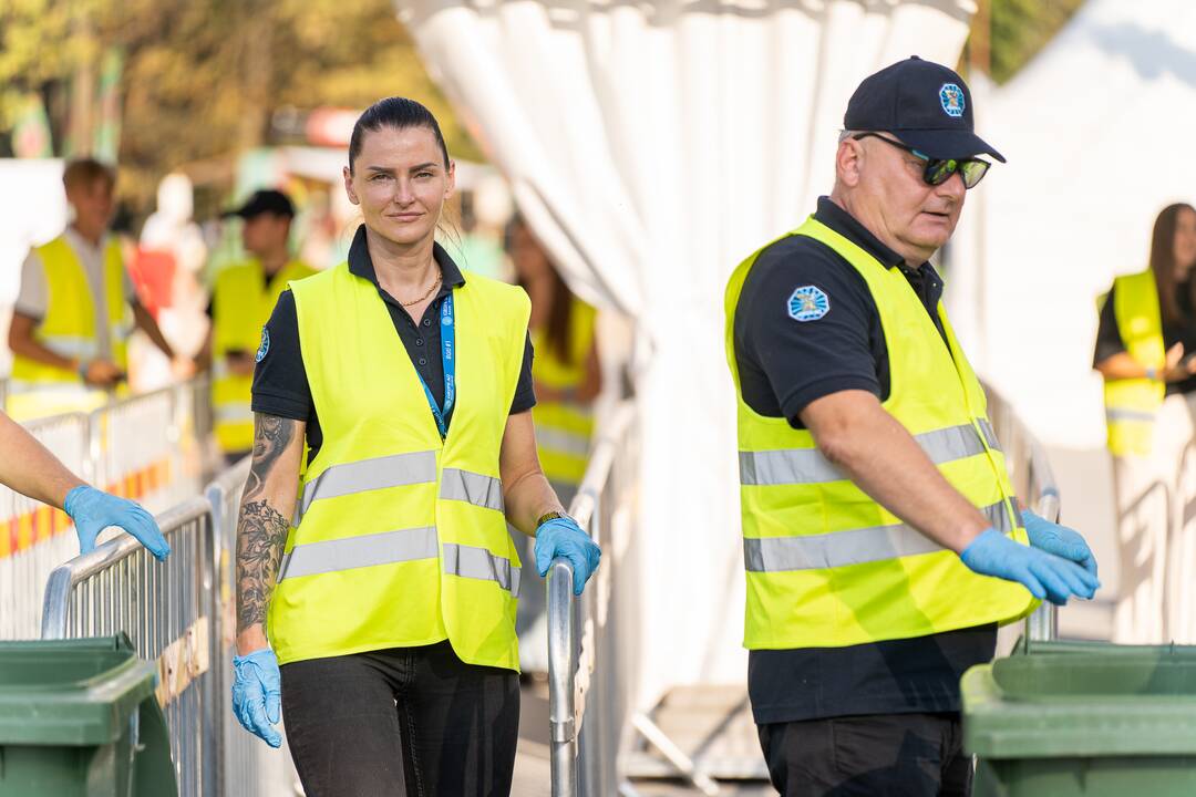 Žmonės renkasi į Jessicos Shy koncertą