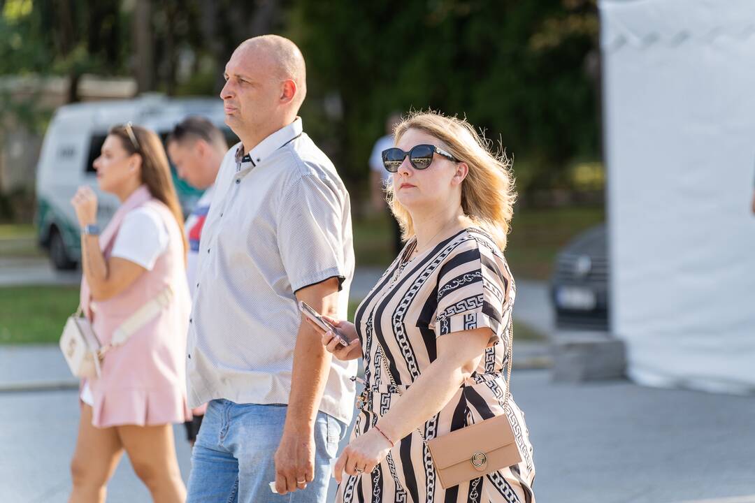 Žmonės renkasi į Jessicos Shy koncertą
