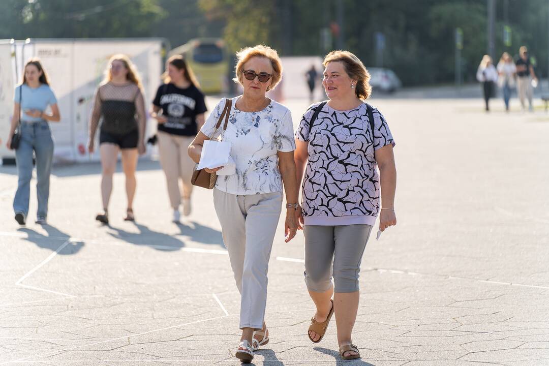 Žmonės renkasi į Jessicos Shy koncertą