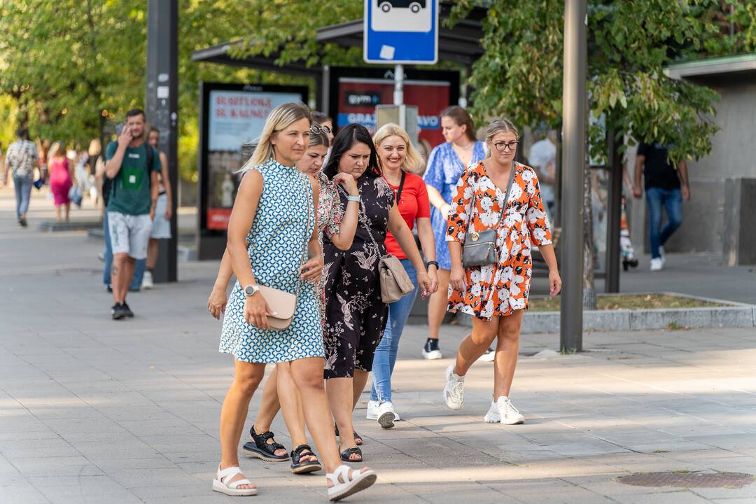 Žmonės renkasi į Jessicos Shy koncertą