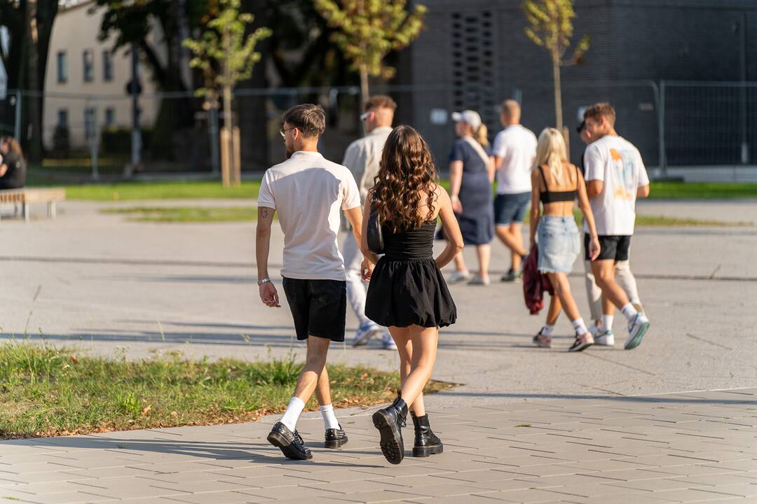 Žmonės renkasi į Jessicos Shy koncertą