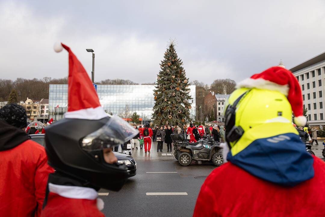 Kalėdų Seneliai išriedėjo į miesto gatves