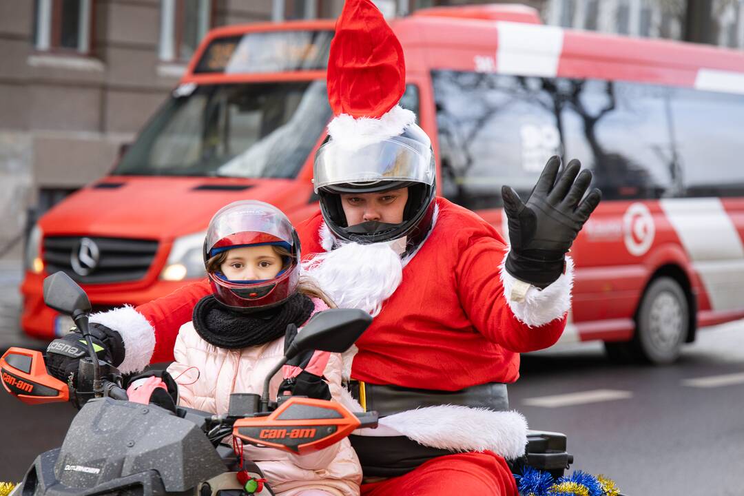 Kalėdų Seneliai išriedėjo į miesto gatves