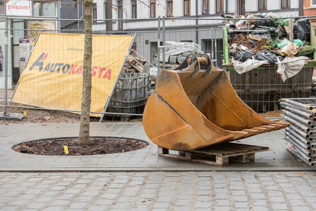 Vilniaus gatvėje vėl klojamas grindinys