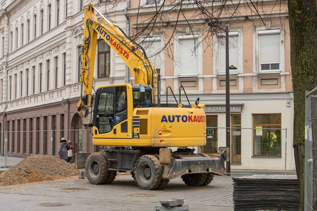 Vilniaus gatvėje vėl klojamas grindinys