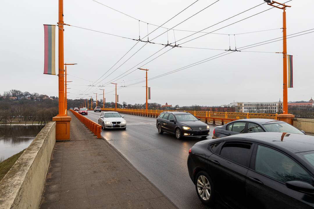 Kauno centre jau kabo Lietuvos trispalvės