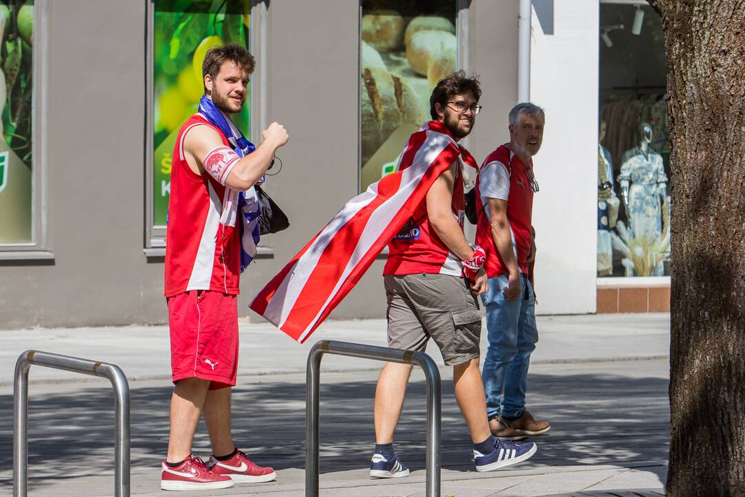 Laisvės alėją užtvindė „Eurolygos“ sirgaliai: daugelis – už graikų „Olympiacos“ 