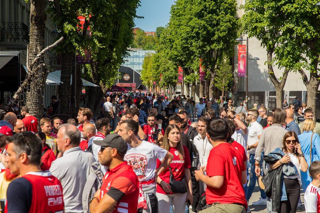 Laisvės alėją užtvindė „Eurolygos“ sirgaliai: daugelis – už graikų „Olympiacos“ 