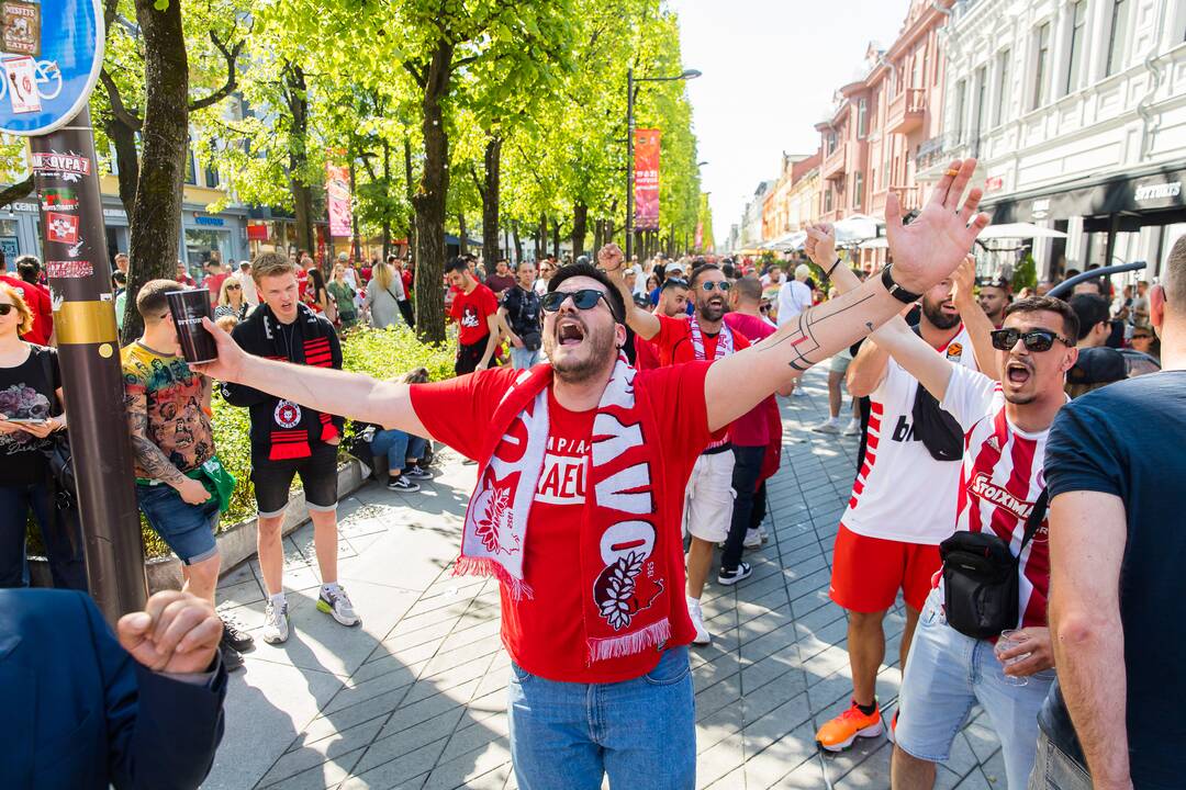 Laisvės alėją užtvindė „Eurolygos“ sirgaliai: daugelis – už graikų „Olympiacos“ 