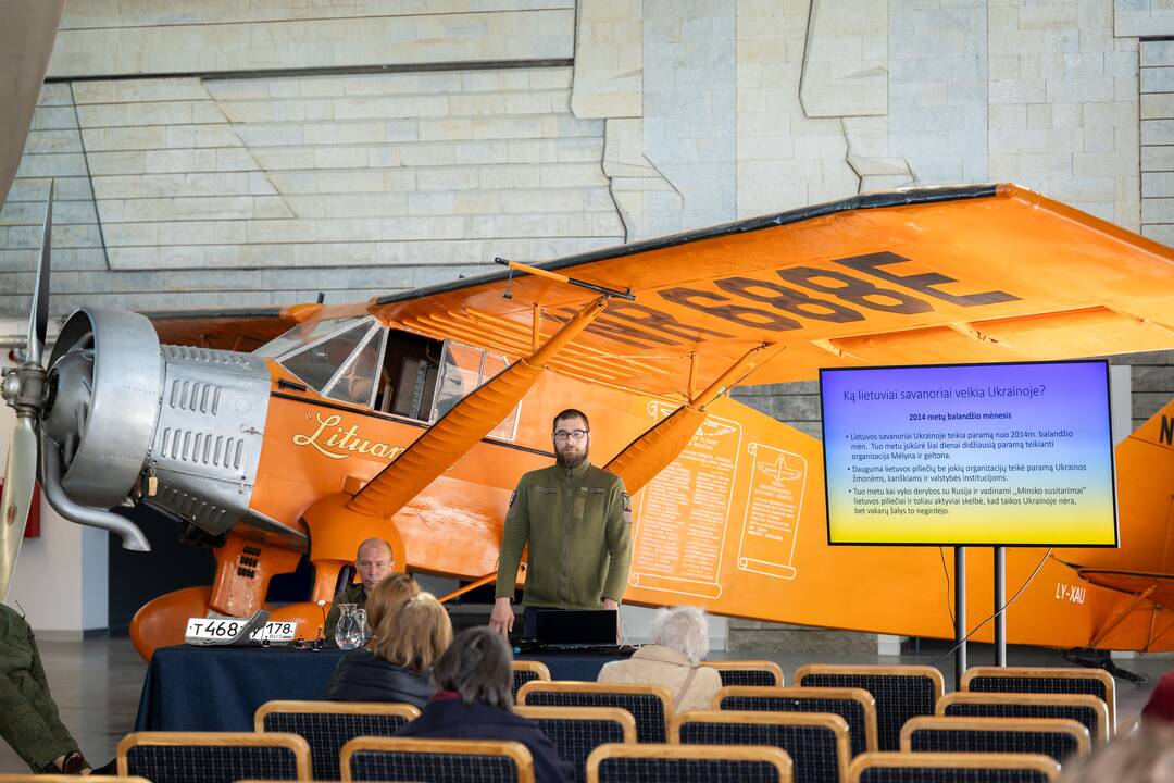 Aviacijos muziejuje savanoriai dalijosi patirtimi Ukrainoje