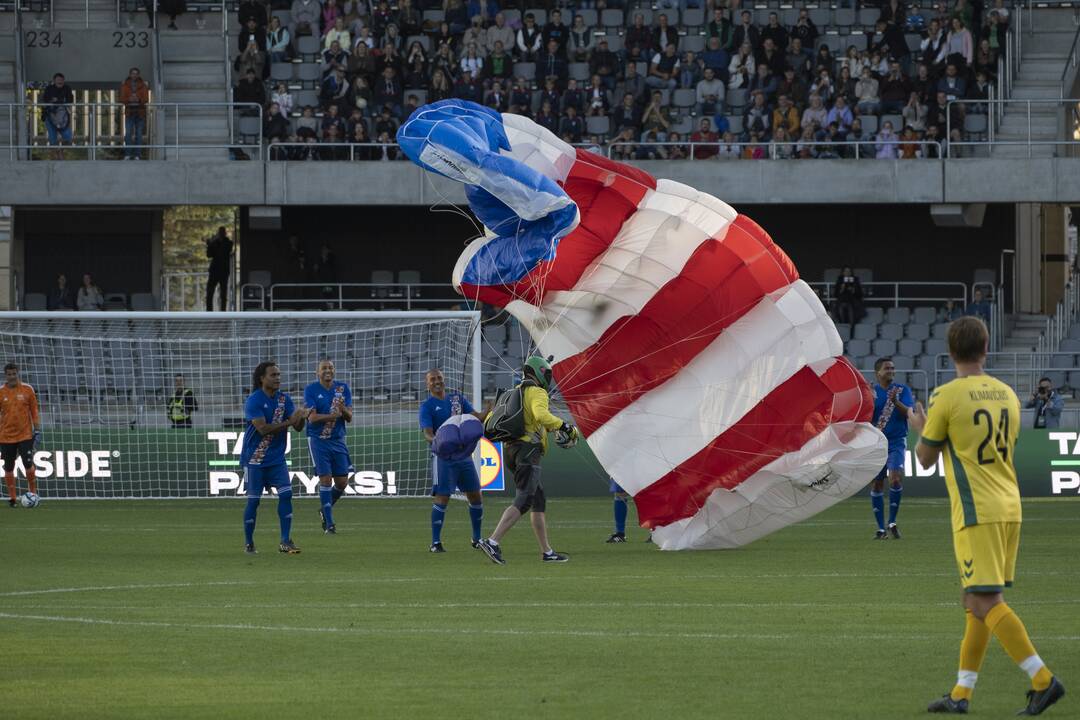 Kauno S. Dariaus ir S. Girėno stadione įvyko Lietuvos ir FIFA futbolo legendų rungtynės