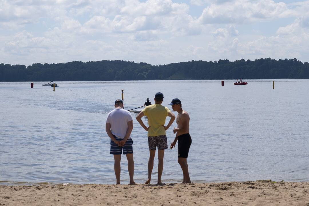 Poilsiautojai užgulė miesto paplūdimius
